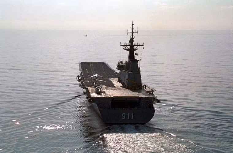 HTMS Chakri Naruebet hiện được xem là tàu sân bay nhỏ nhất trên thế giới hiện nay, do nhà máy Bazan Tây Ban Nha chế tạo theo đơn hàng của Thái Lan. Nó có lượng giãn nước toàn tải 11.486 tấn, dài 182,65m, có khả năng chở 15 máy bay và trực thăng. Tuy nhiên phi đội tiêm kích AV-8S đã nghỉ hưu từ năm 2006, hiện trên tàu chỉ còn phi đội trực thăng S-70B Seahawk.