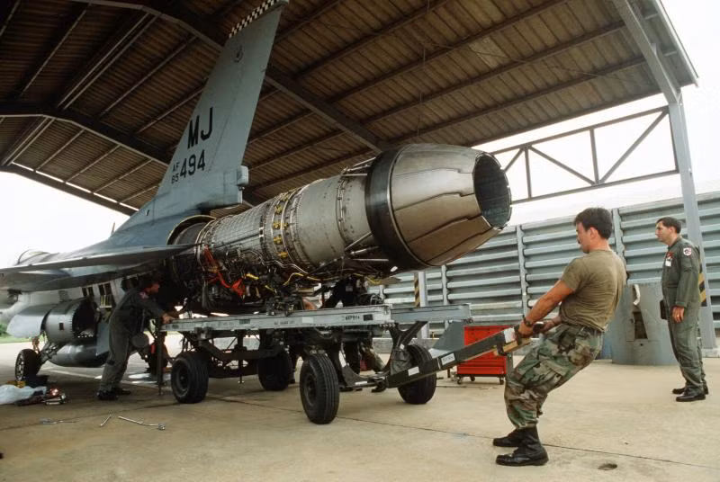 F-16 được trang bị động cơ F-100-PW-220 hoặc F110-GE-100 cho tốc độ tối đa 2410km/h, trần bay 15.000m,bán kính chiến đấu 550km. Đặc trưng dễ nhận diện nhất trên F-16 là thiết kế cửa hút không khí cho động cơ hình bán nguyệt đặt ở dưới bụng máy bay.