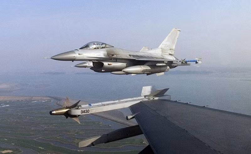 Tại nhiều quốc gia, tiêm kích F-16 đang dần được loại biên, Mỹ đã không sản xuất tiếp cho không quân mà chỉ còn dành cho xuất khẩu. Theo kế hoạch, dây chuyền sản xuất sẽ đóng cửa vào năm 2017 nếu không có bất cứ đơn đặt hàng nào. Hàn quốc đã ngừng phát triển biến thể nội địa KF-16, gần đây Không quân Ấn độ đã loại F-16 khỏi dự án máy bay chiến đấu cỡ trung đa nhiệm...