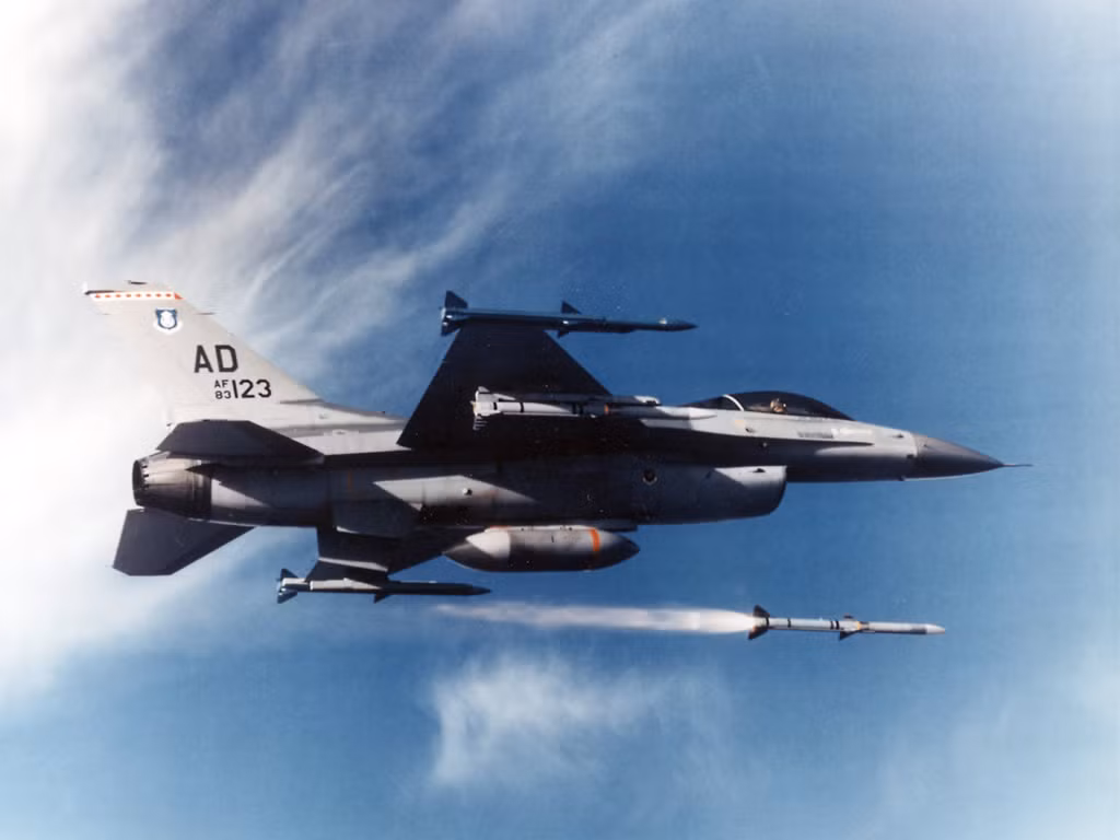 Trong nhiệm vụ không đối không, F-16 có khả năng triển khai tên lửa tầm ngắn AIM-9, tầm trung-xa AIM-120. Trong không đối không, nó có thể mang 6 tên lửa AGM-65 Maverick hoặc 4 tên lửa chống radar HARM, các phiên bản hiện đại có thể mang cả tên lửa hành trình AGM-158 JASSM. Ngoài ra, F-16 có thể tác chiến không đối hải với tên lửa hành trình AGM-84 Harpoon.