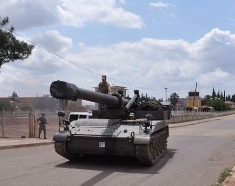 Trong ảnh, pháo tự hành M110 của Quân đội Thổ Nhĩ Kỳ đang di chuyển tới biên giới với Syria. Trước đó, nước này đã từng triển khai cả siêu pháo tự hành T155 Firtina tới Syria và hứng chịu thiệt hại thảm khốc – đến ba khẩu pháo bị tên lửa chống tăng phiến quân bắn tan xác.