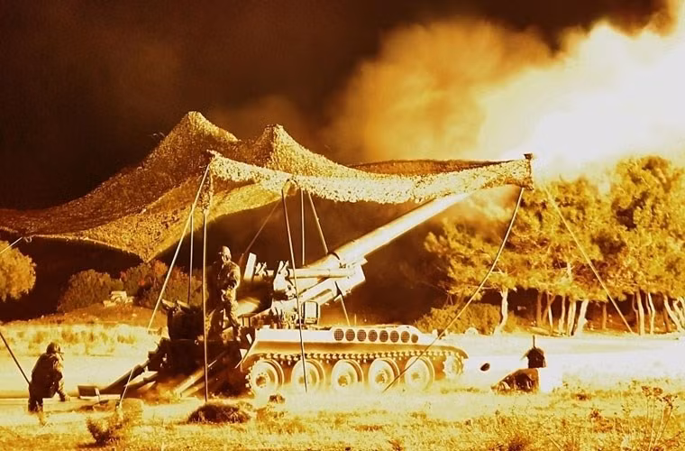 Tầm bắn ban đầu của M110 chỉ đạt khoảng 17km, nhưng với việc kéo dài nòng và cải thiện liều phóng ở phiên bản M110A1 và M110A2, tầm bắn của pháo tăng lên 27-29km, có thể bắn được đạn trợ lực tăng tầm, đạn chùm... Phiên bản Thổ Nhĩ Kỳ sử dụng đạt tầm bắn tới 29km với độ chính xác tốt hơn.