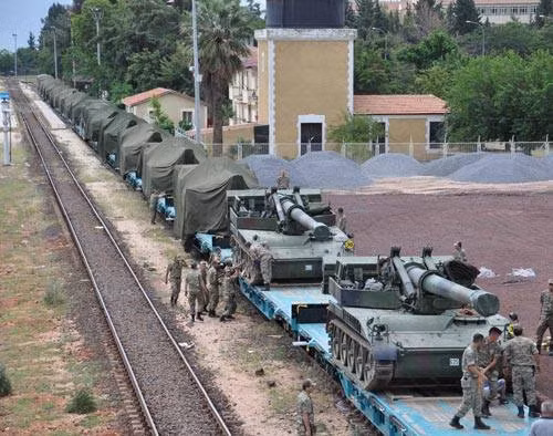 Truyền thông Ả Rập mới đây đăng tải hai bức ảnh cho thấy dường như Quân đội Thổ Nhĩ Kỳ đã triển khai cỗ pháo tự hành lớn nhất của nước này tới khu vực biên giới giáp với Syria. Có vẻ như, chúng sẽ được dùng để tấn công, pháo kích các mục tiêu của chiến binh người Kurd.