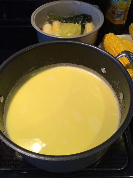 Bước 4: Sữa ngô sau khi lọc cho vào nồi, bắc lên bếp, đun sôi, khuấy đều sao cho sữa ngô không bị khê hoặc trào ra ngoài. 