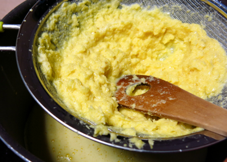 Bước 3: Ngô sau khi xay bỏ vào màng lọc rây cho sạch, bỏ hết bã. 