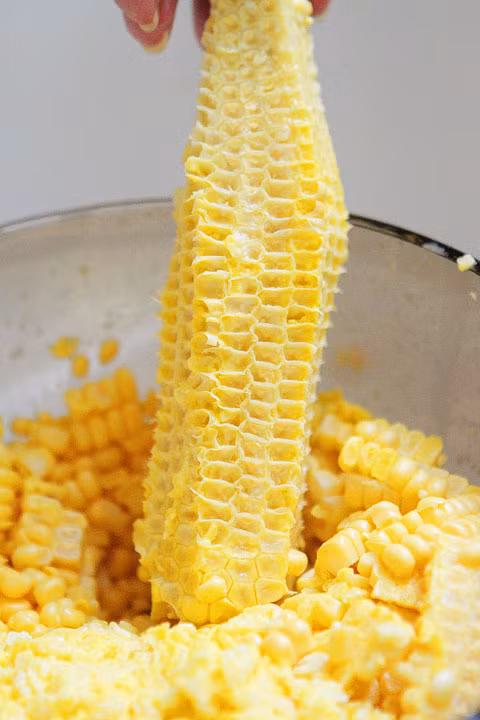 Bước 2: Khi ngô chín mềm, dùng dao cắt lấy hạt, cho vào máy xay sinh tố xay thật nhuyễn. 