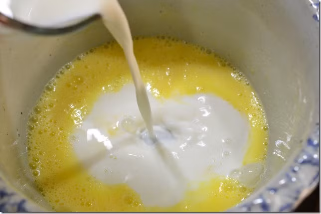 Bước 5: Khi sữa ngô sôi thì cho thêm sữa tươi và đường vào để sôi lăn tăn một chút là được.