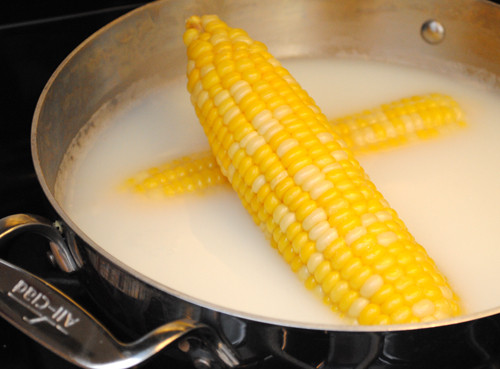 Bước 1: Ngô rửa sạch, cắt làm đôi bỏ vào nồi luộc thêm vài lá ngô non luộc cùng cho thơm. 