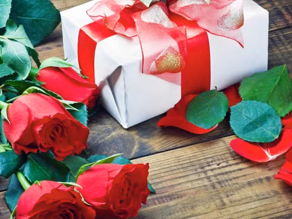 Đừng quá yêu sách: Đừng quá làm mình làm mẩy hoặc yêu sách, đòi hỏi người yêu phải mua cho mình nhiều thứ vì điều đó sẽ khiến các chàng cảm thấy bạn thật khó chiều hoặc đang cố gắng lợi dụng chàng.