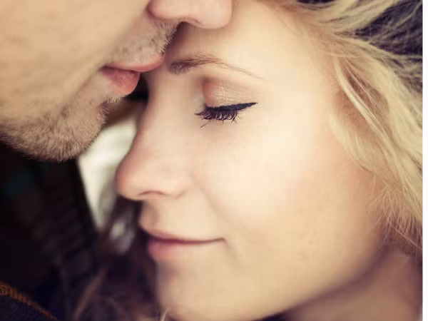 Đơn giản: Đối với đàn ông, phụ nữ là một thực thể thật khó để hiểu và luôn đòi hỏi cao siêu. Những người phụ nữ đơn giản hoặc tỏ ra đơn giản sẽ dễ dàng hấp dẫn đàn ông. 