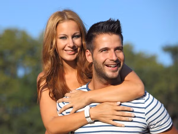 Đừng bao giờ là cuốn sách mở: Đàn ông thích cảm giác theo đuổi và chinh phục. Nếu bạn thể hiện hết mình như một cuốn sách mở, chàng sẽ mất dần sự hứng thú với bạn. Hãy giữ lại một chút bí ẩn để thu hút các chàng trai. 