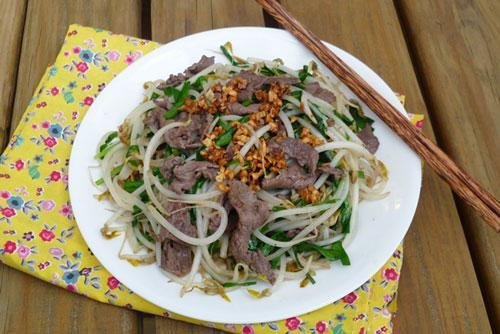 Giá sạch khi xào thường ra ít nước và có vị thơm đặc trưng của đỗ trong khi giá đỗ ngâm chất kích thích thường ra nước nhiều và nước có màu đục ngàu.