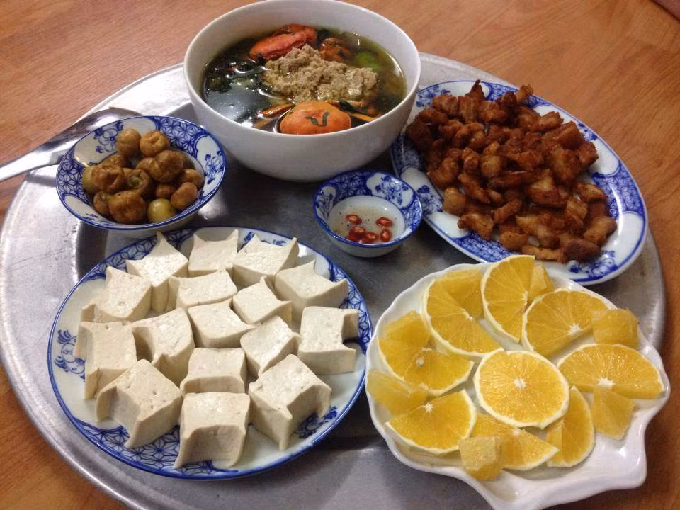 Thứ hai: Với bữa tối đầu tuần, bạn hãy chuẩn bị một mâm cơm gia đình bao gồm canh cua nấu mồng tơi rau đây, thịt ba rọi rang cháy cạnh, đậu phụ luộc và cà muối. Bạn có thể thêm một đĩa cam tươi cắt miếng để tráng miệng.