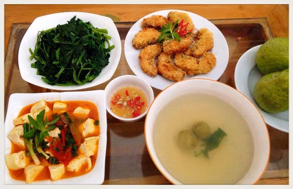 Thứ bảy: Rau muống luộc, đậu phụ sốt cà chua, phi lê cá rô phi chiên xù.