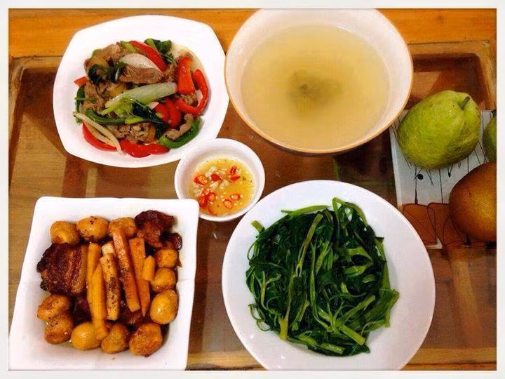 Thứ sáu: Thịt bê xào thập cẩm, rau muống luộc, thịt kho trứng, dừa. Bát nước canh rau muống dầm sấu sẽ giúp đưa cơm ngày nắng nóng. 