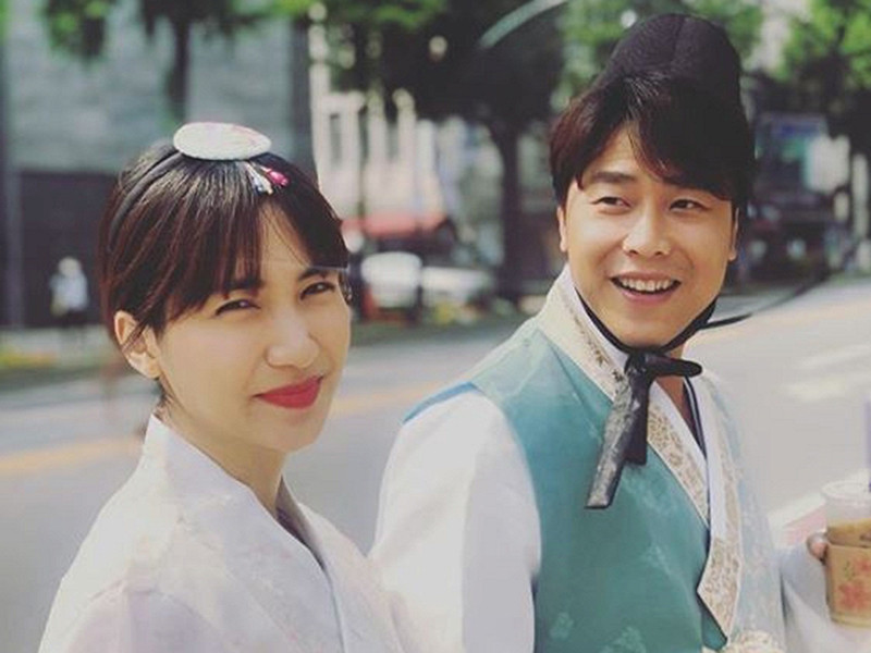 Mới đây, Hòa Minzy cho biết, mẹ của bạn trai luôn thấu hiểu bỏ qua cho sự phức tạp trong ngành nghề của cô.