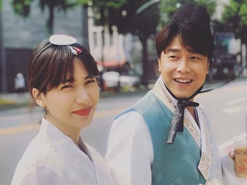 Mới đây, Hòa Minzy cho biết, mẹ của bạn trai luôn thấu hiểu bỏ qua cho sự phức tạp trong ngành nghề của cô.