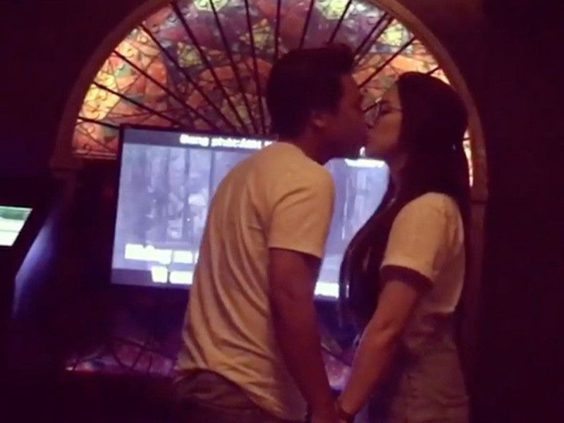 Nữ ca sĩ được bạn trai chiều chuộng, ủng hộ, bênh vực.