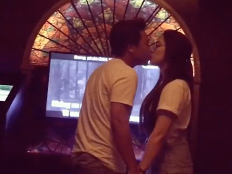 Nữ ca sĩ được bạn trai chiều chuộng, ủng hộ, bênh vực.