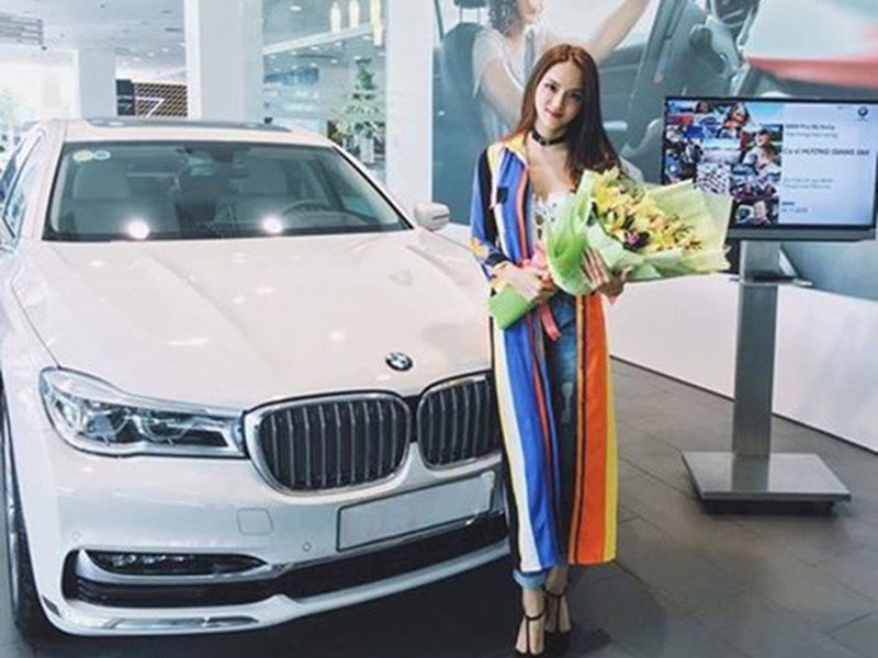 Hương Giang từng một lúc mua 2 xe sang với tổng giá trị lên đến 6 tỷ đồng. Ảnh: Lao động