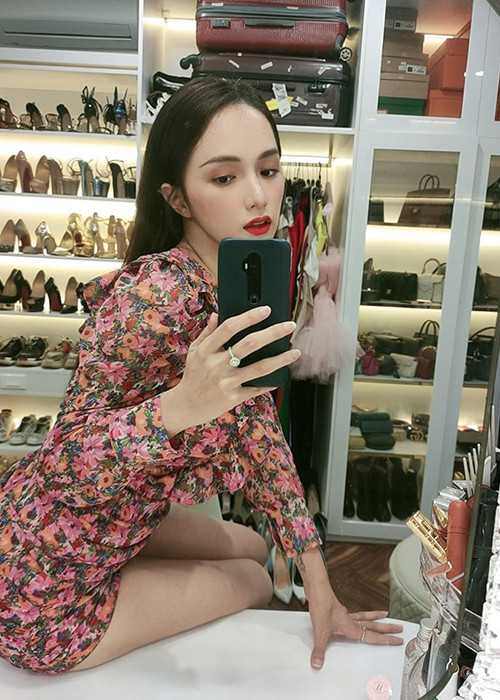Nữ ca sĩ yêu thích các thương hiệu thời trang nổi tiếng như Valentino, Christian Louboutin, Hermes, Chanel, Fendi.