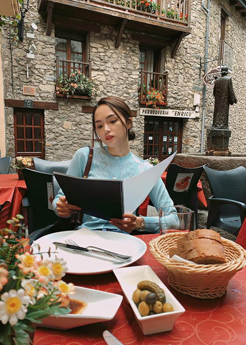 Nữ ca sĩ còn khiến nhiều người ghen tỵ khi khéo khoe những chuyến du lịch sang chảnh.