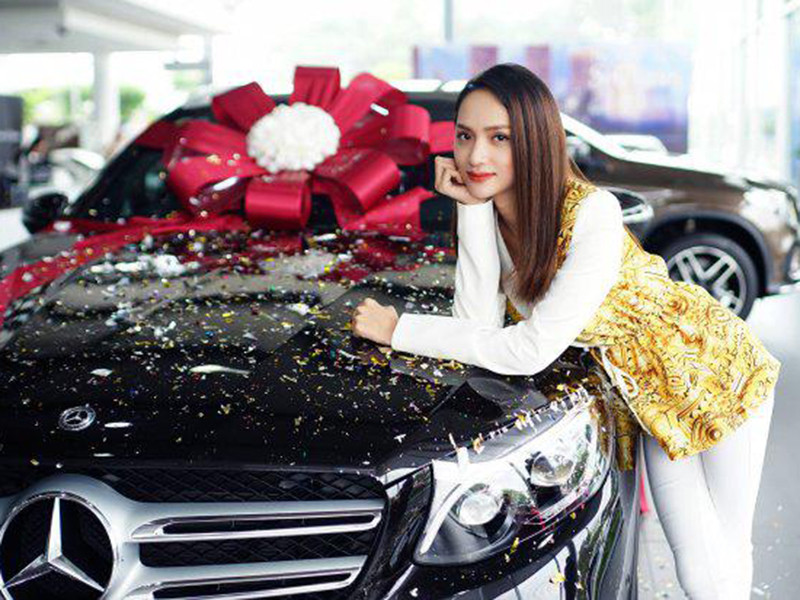Trong năm 2018, mỹ nhân chuyển giới Hương Giang tậu thêm chiếc xe thứ 3 có giá 2,5 tỷ đồng. Ảnh: Lao động