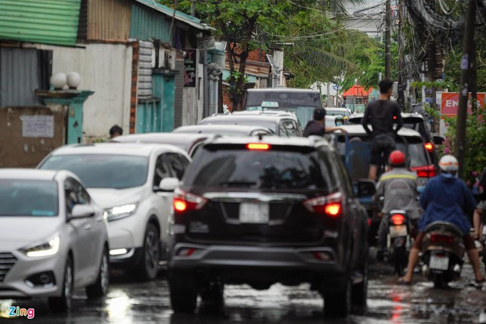 Các phương tiện lúc này phải chuyển hướng để né chiếc Rolls-Royce Cullinan chết máy cũng như đoạn trũng đang ngập sâu.