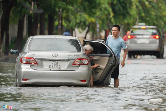 Tuy nhiên, không phải xế hộp nào cũng vượt qua được đoạn đường ngập nước mưa. Nhiều xe chết máy, phải nhờ đơn vị cứu hộ.