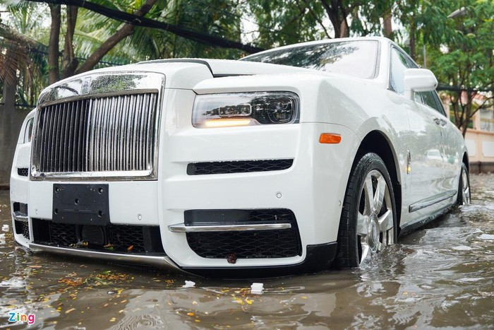 Trong số những phương tiện bị chết máy có chiếc xe siêu sang Rolls-Royce Cullinan. Theo tài xế, xe này chết máy sau khi ôtô chạy ngược chiều phóng nhanh, hất vào capo.