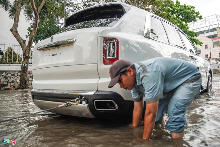 Anh Bình, nhân viên cứu hộ ôtô, cho biết những ngày mưa lớn, nhiều ôtô chết máy tại khu vực Thảo Điền.