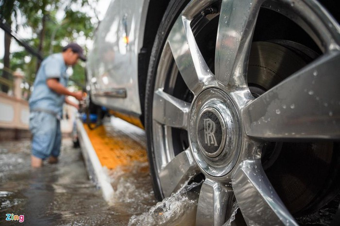 Bộ mâm xe bảy chấu kích thước 22 inch đi kèm lốp ContiSportContact được anh Bình cẩn thận kê lót trong khi kéo lên xe cứu hộ.