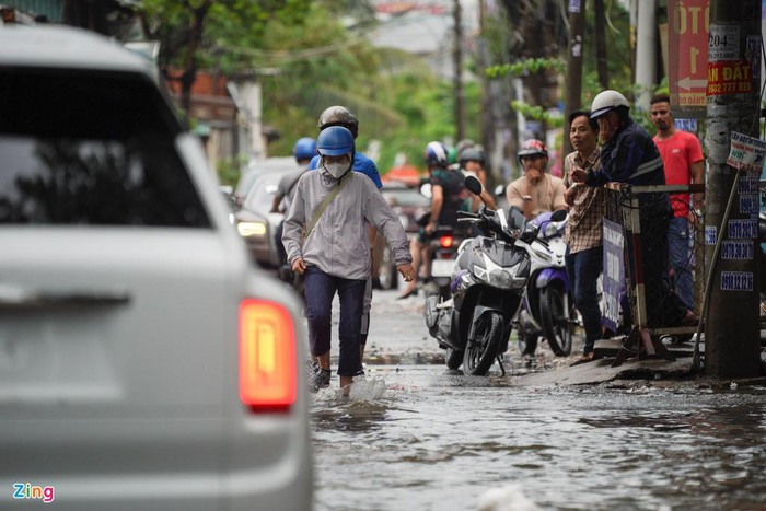 Nhiều người đứng bên đường theo dõi chiếc xe trị giá hơn 32 tỷ nằm bất động giữa đường Nguyễn Văn Hưởng.