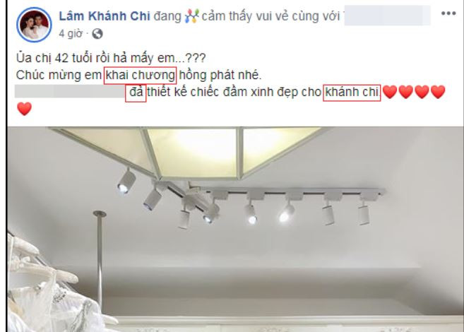 Mới đây, Lâm Khánh Chi tham dự lễ khai trương một showroom thời trang. Người đẹp chuyển giới không quên đăng tải hình ảnh chúc mừng chủ nhân showroom này. "Ủa chị 42 tuổi rồi hả mấy em? Chúc mừng em khai chương hồng phát nhé. Cảm ơn NTK N.Đ đả thiết kế chiếc đầm xinh đẹp cho khánh chi", Lâm Khánh Chi viết kèm. Bài đăng của Lâm Khánh Chi chỉ vỏn vẹn 3 dòng, nhưng lại khiến người đọc không khỏi hoang mang. Cô liên tiếp mắc những lỗi chính tả cơ bản.