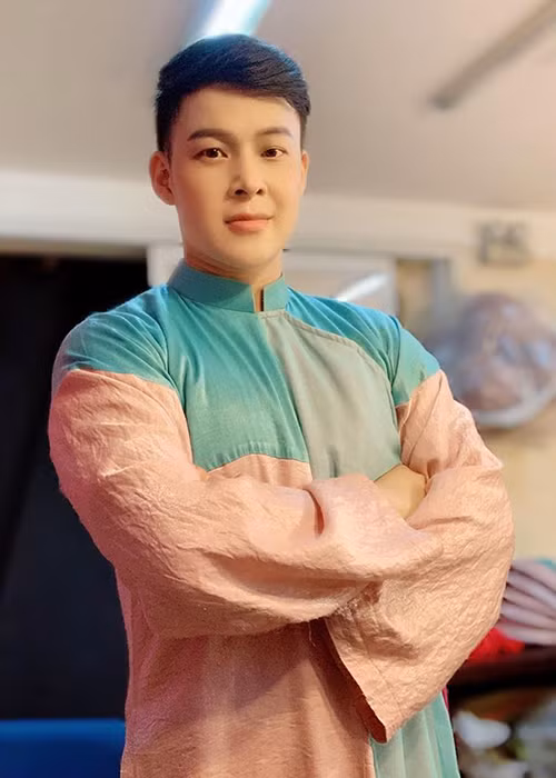 Anh từng tham gia các vở như: "Mưu tú bà", "Tiên nga", "Thám tử si tình".