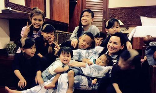 Phi Nhung nhan them con nuoi, em be bi bo roi truoc cua nha-Hinh-2