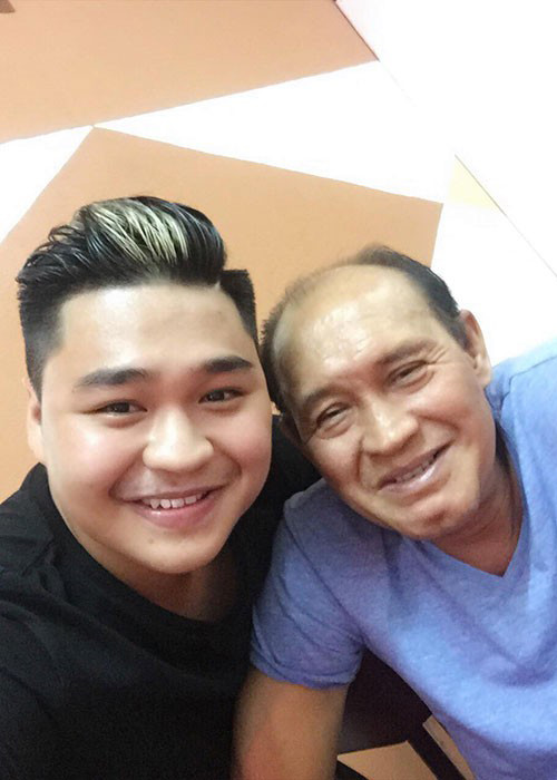 Theo Tri thức trẻ, con trai của Duy Phương gồng gánh rất nhiều việc, có những lúc khó khăn, phải vay mượn khắp nơi từ anh em bạn bè ngoài xã hội đến cả mẹ là nghệ sĩ Lê Giang.