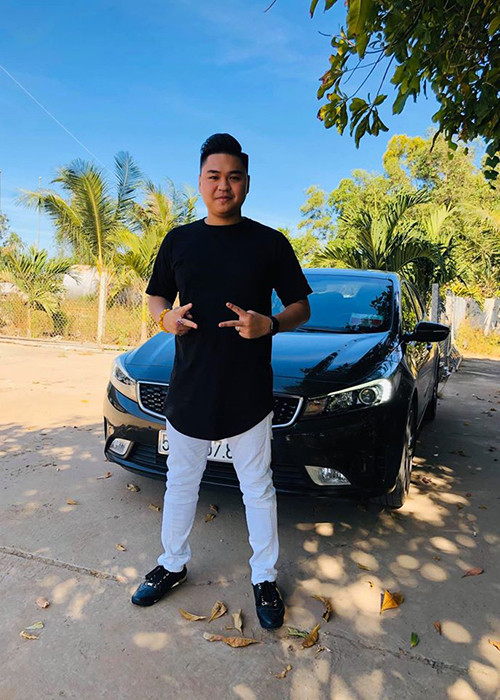 Duy Phước tham gia hoạt động nghệ thuật từ bé song đến nay, sự nghiệp của anh vẫn mờ nhạt. Hồi cuối tháng 5, anh ra MV đầu tay “Công dã tràng” nhưng sản phẩm này không gây chú ý.