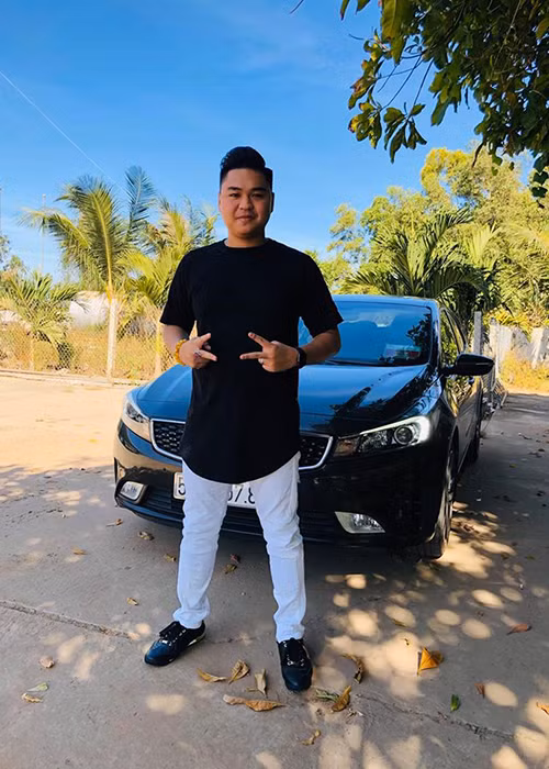 Duy Phước tham gia hoạt động nghệ thuật từ bé song đến nay, sự nghiệp của anh vẫn mờ nhạt. Hồi cuối tháng 5, anh ra MV đầu tay “Công dã tràng” nhưng sản phẩm này không gây chú ý.