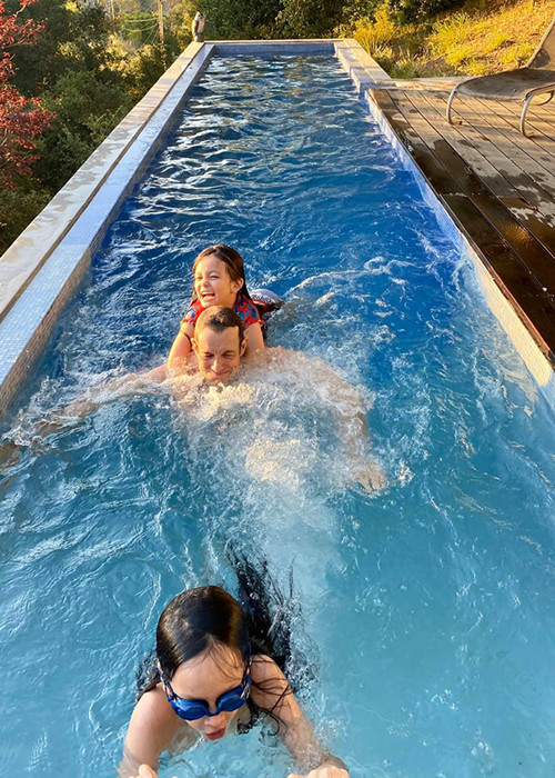 Nhiều người đặt nghi vấn người đàn ông lạ mặt bên Hồng Nhung và các con của cô chính là bạn trai của nữ ca sĩ. Ảnh: FBNV