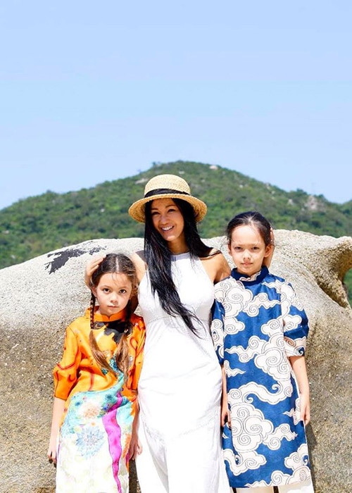 Giống Thanh Lam, diva Hồng Nhung cũng qua 2 lần đò. Ảnh: FBNV