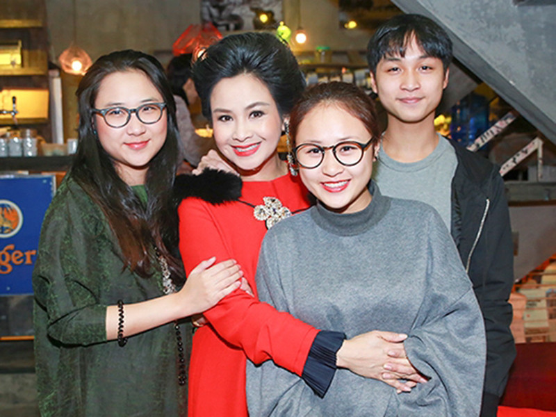  Thanh Lam kết hôn lần đầu và có con gái ở tuổi 19. Sau đó, cuộc hôn nhân đầu của cô nhanh chóng tan vỡ. Sau 1 lần đò, cô tái hôn với nhạc sĩ Quốc Trung. Tuy nhiên, cặp đôi ly hôn khi hai con còn nhỏ. Ảnh: Yan