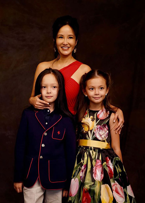 Hồng Nhung âm thầm chia tay người chồng cũ đầu tiên. Ở cuộc hôn nhân thứ hai, diva công khai ly hôn vào năm 2017. Ảnh: FBNV