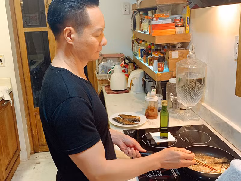 Đại gia Đức An sẵn sàng vào bếp nấu ăn, chăm con cho vợ.