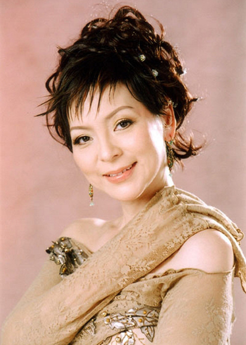 Ca sĩ Ái Vân phát hiện mắc bệnh ung thư vú vào năm 2000. Sau khi mổ hơn một tháng thì bắt đầu giai đoạn hóa trị. Rất may, sau 4 tháng hóa trị, bệnh của nữ ca sĩ chuyển biến tích cực. Ảnh: Người đưa tin