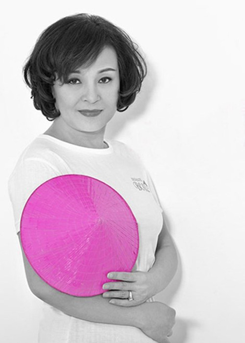 NSND Hoàng Cúc sống chung với ung thư trong 10 năm nay. Nữ nghệ sĩ cho rằng niềm vui bất tận trong cuộc sống chính là liều thuốc bổ để kháng ung thư. Hiện tại, bà vẫn dùng thuốc và thường xuyên đi nước ngoài kiểm ra sức khỏe định kỳ. Ảnh: Zing