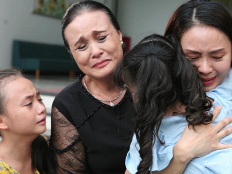 Năm 2019, nghệ sĩ Hoàng Cúc tái xuất với vai "mẹ chồng quốc dân" trong phim “Hoa hồng trên ngực trái” sau 10 năm vắng bóng. Ảnh: Đời sống pháp luật Mời quý độc giả xem video "Vợ chồng Hari Won xuất hiện trên sách Hàn Quốc". Nguồn Youtube/VTC