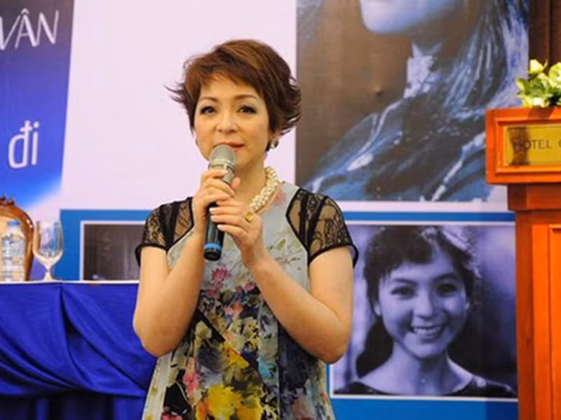 Tháng 5/2016, ca sĩ Ái Vân gây chú ý khi ra tập hồi ký “Để gió cuốn đi”. Từ đó đến nay, không có thông tin về nữ ca sĩ. Ảnh: Công an TP HCM