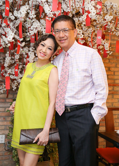 Sau khi kết hôn lần 2, nữ ca sĩ hải ngoại Ý Lan phát hiện mình bị ung thư vú. Cô đã tuyệt vọng, đau khổ rất nhiều. Được chồng yêu thương động viên, 6 người con ruột đều hết lòng chăm sóc, cùng với việc tuân thủ phác đồ điều trị, Ý Lan đã chiến thắng bệnh tật. Ảnh: Dân Việt