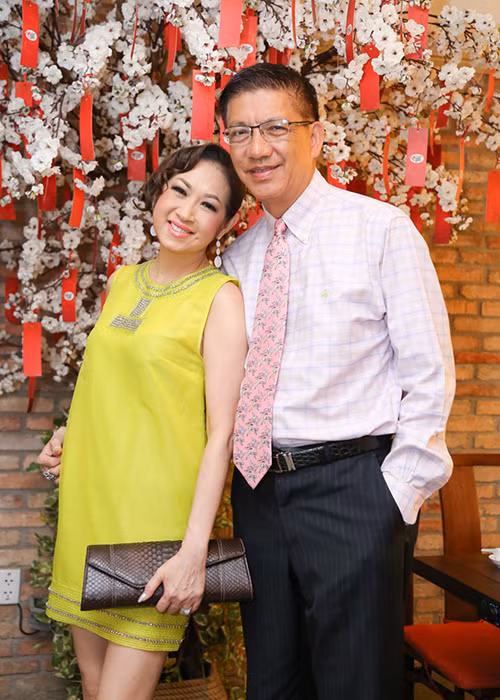 Sau khi kết hôn lần 2, nữ ca sĩ hải ngoại Ý Lan phát hiện mình bị ung thư vú. Cô đã tuyệt vọng, đau khổ rất nhiều. Được chồng yêu thương động viên, 6 người con ruột đều hết lòng chăm sóc, cùng với việc tuân thủ phác đồ điều trị, Ý Lan đã chiến thắng bệnh tật. Ảnh: Dân Việt